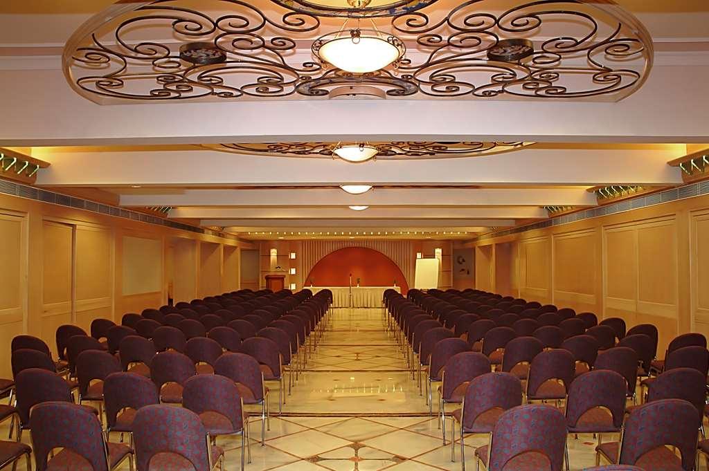 Comfort Inn President Near Ahmedabad Junction Station Удобства фото