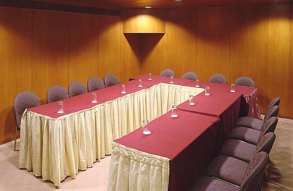 Comfort Inn President Near Ahmedabad Junction Station Удобства фото